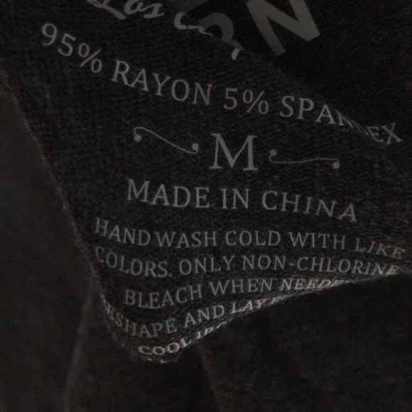 “Well worn” Grey v-neck t-shirt with design - Picture 3 of 3